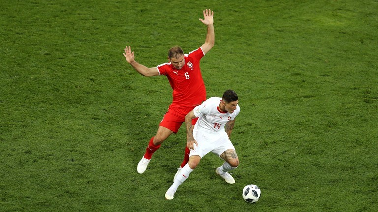 لاعب سويسرا شيردان شاكيري يسجل الهدف الثاني في مرمى صربيا