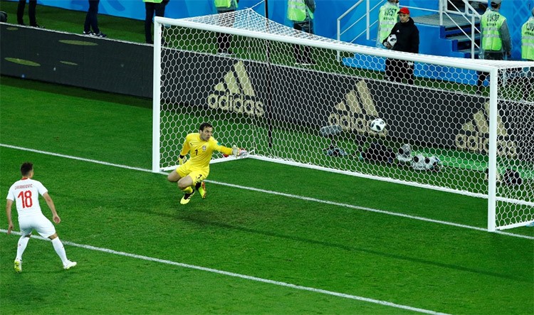 لاعب سويسرا شيردان شاكيري يسجل الهدف الثاني في مرمى صربيا