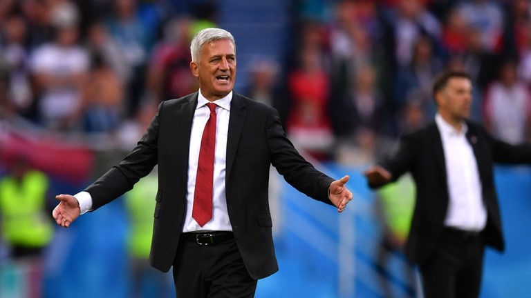 لاعب سويسرا شيردان شاكيري يسجل الهدف الثاني في مرمى صربيا