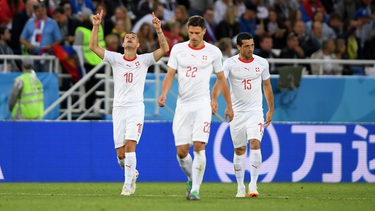 لاعب سويسرا شيردان شاكيري يسجل الهدف الثاني في مرمى صربيا