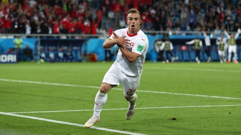 لاعب سويسرا شيردان شاكيري يسجل الهدف الثاني في مرمى صربيا