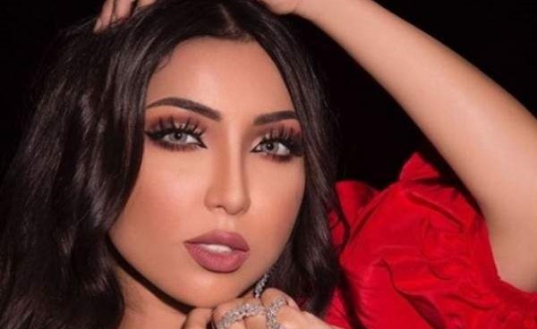 والدة دنيا بطمة تستعرض السيارة باهظة الثمن التي اهدتها اياها ابنتها