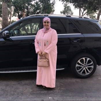 والدة دنيا بطمة تستعرض السيارة باهظة الثمن التي اهدتها اياها ابنتها
