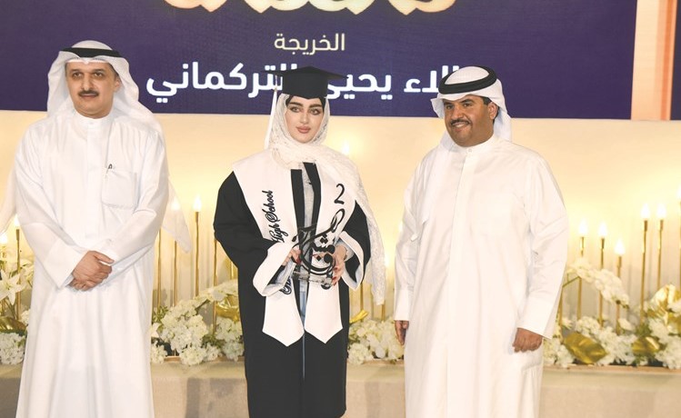 الشيخ دعيج الخليفة وعبدالرحمن القديري خلال تكريم إحدى المتفوقات ﻿