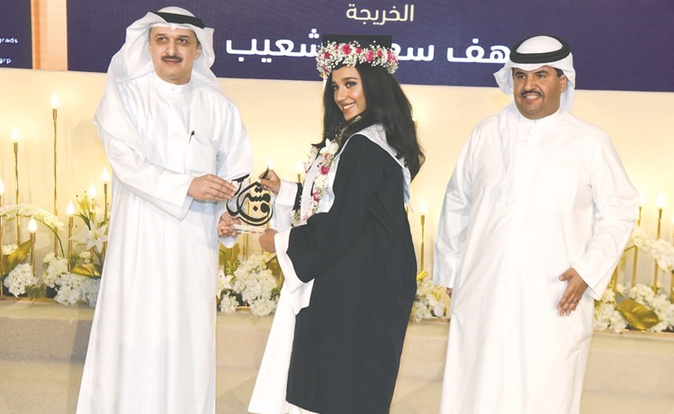 تكريم إحدى الخريجات﻿