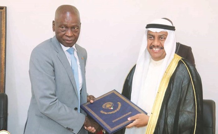 غانم الغنيمان خلال توقيع الاتفاقية مع محمدي كمارا﻿
