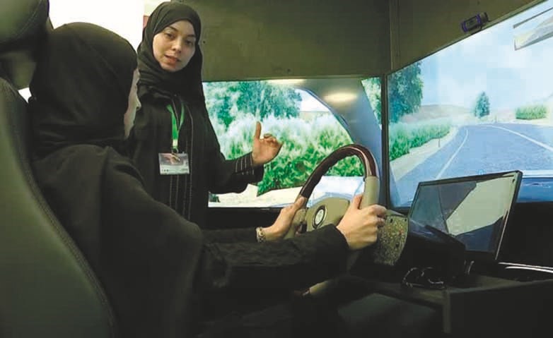 سعودية خلال التدريب على قيادة السيارة﻿