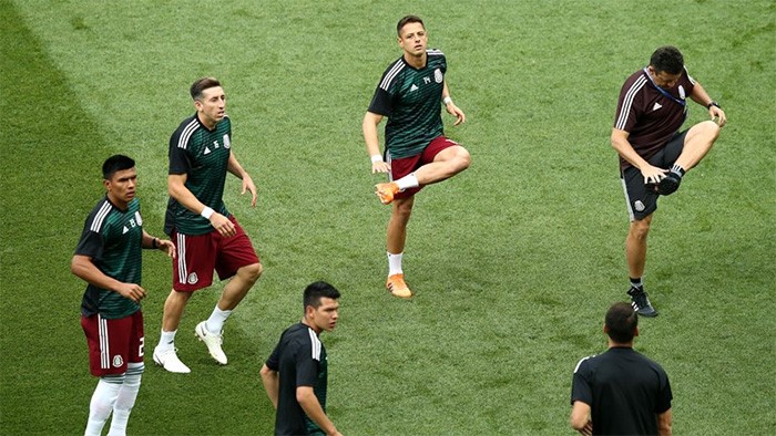 لاعبو المنتخب المكسيكي على أرضية الملعب لإجراء فترة الإحماء