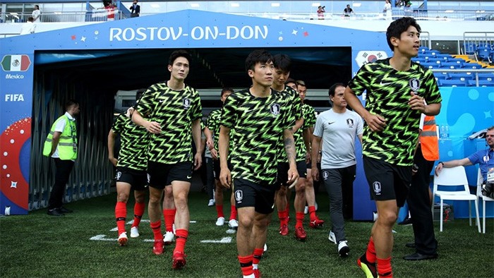 لاعبو كوريا الجنوبية لحظة دخولهم أرضية الملعب لفترة الإحماء