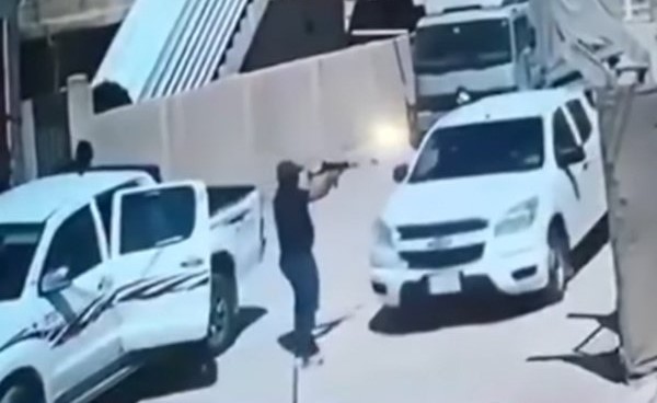 بالفيديو.. لحظة اغتيال مدير جوازات بابل جنوب بغداد بأسلحة "كاتمة للصوت"