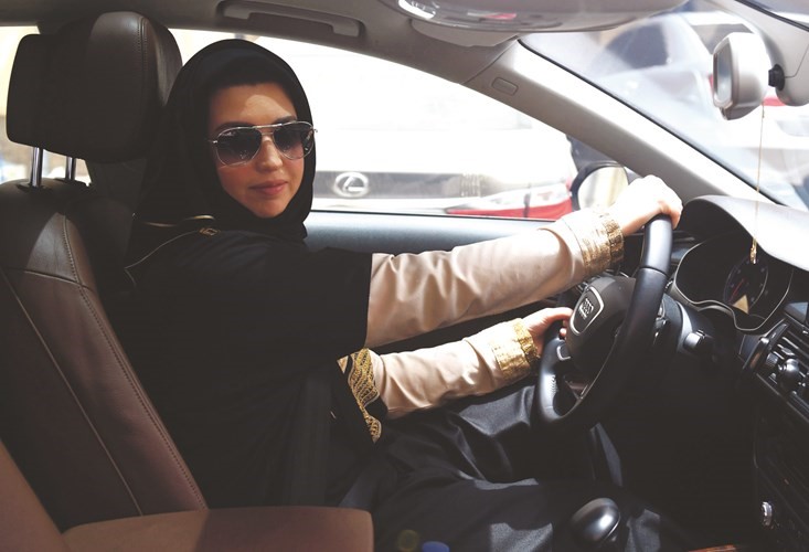  ﻿السعودية دانية الغالبي تتدرب على القيادة داخل سيارتها في جدة استعدادا للنزول بها إلى الشوارع في قيادة واقعية ﻿