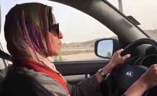 بالفيديو.. شاهد شابة سعودية تتأهب للجلوس وراء المقود