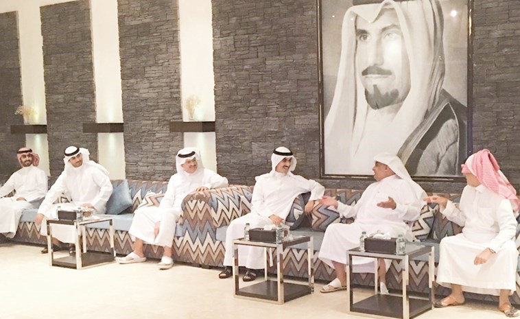 السفير الشيخ ثامر الجابر خلال استقباله سفير خادم الحرمين الشريفين لدى الكويت سمو الأمير سلطان بن سعد بن خالد ﻿