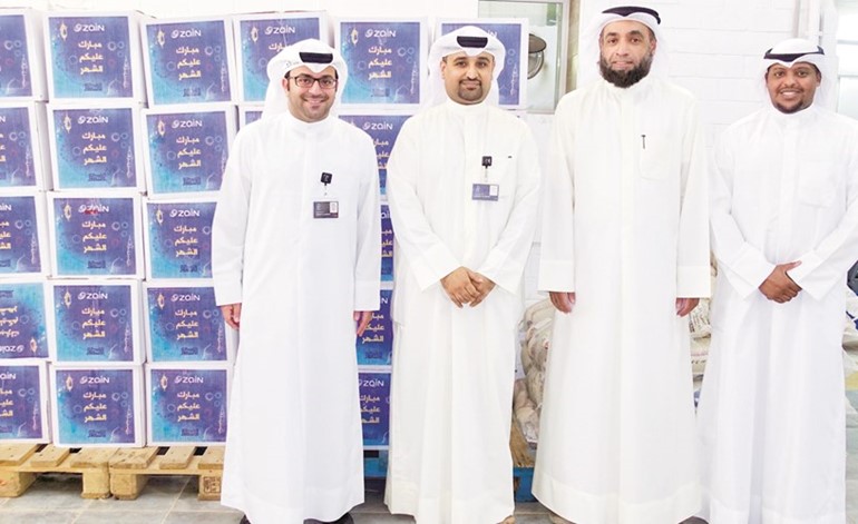 مسؤولو زين أثناء تقديم الماچلة لبنك الطعام الكويتي﻿