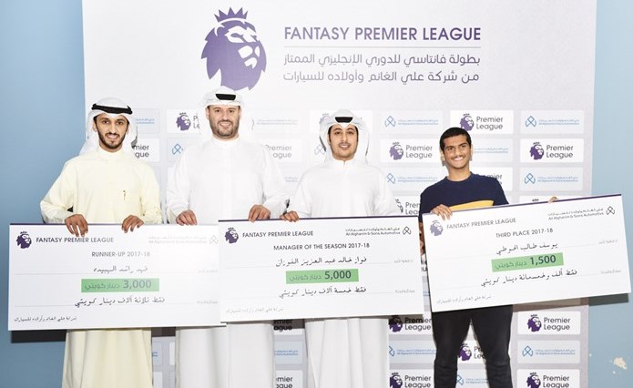 يوسف القطامي خلال تسليم الجوائز للفائزين﻿