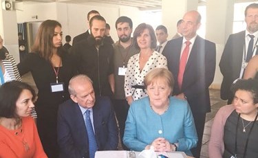 المستشارة الألمانية أنجيلا ميركل ووزير التربية اللبناني مروان حمادة خلال زيارة مدرسة الشيخ جابر الأحمد الرسمية في بيروت﻿