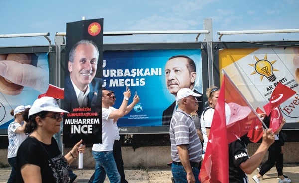 ملصقات دعائية لأردوغان ومنافسه الرئيسي إنجه عشية الانتخابات في إسطنبول امس        (أ.ف.پ)