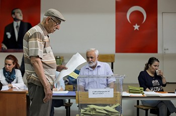 الأتراك يتوجهون إلى صناديق الاقتراع للتصويت في الانتخابات الرئاسية والبرلمانية