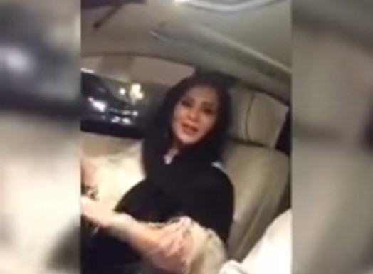 بالفيديو.. نوال أول فنانة كويتية تقود سيارتها في شوارع الرياض