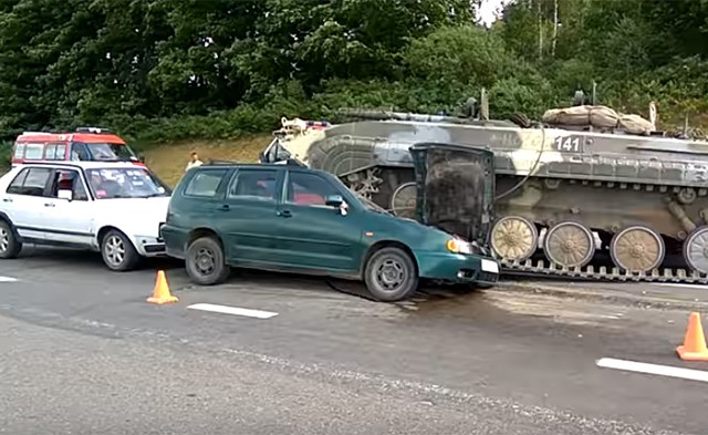 بالفيديو.. دبابة مجنزرة تسحق سيارة بحادث سير