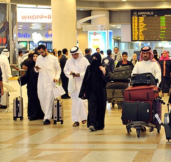 "الطيران المدني": 150 متطوعاً لتنظيم حركة السير في المطار