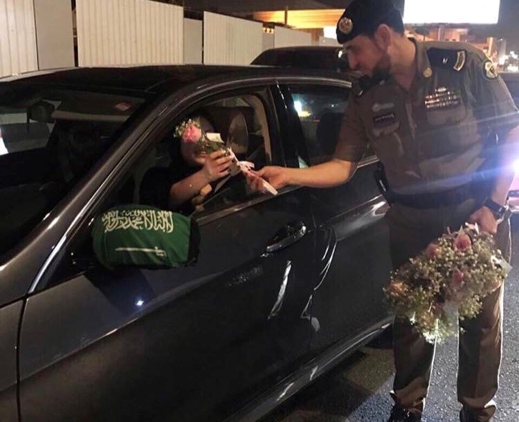 الشرطة السعودية تُقدّم الورود للسائقات في شوارع المملكة..ومغردون يمازحون: اليوم ورد وغداً مخالفات