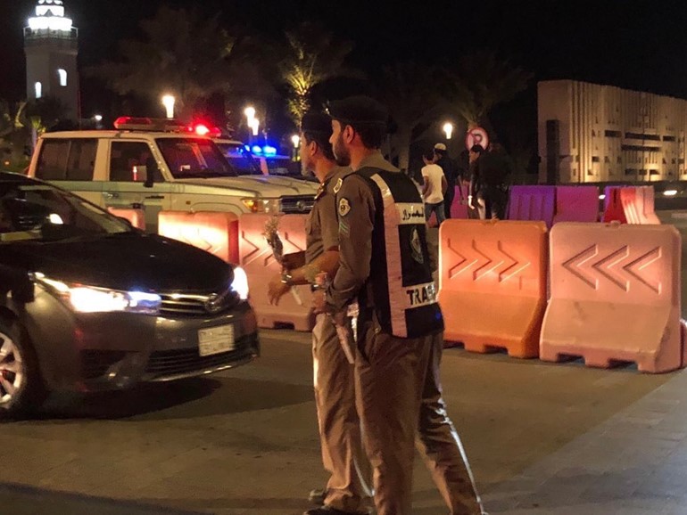 الشرطة السعودية تُقدّم الورود للسائقات في شوارع المملكة..ومغردون يمازحون: اليوم ورد وغداً مخالفات