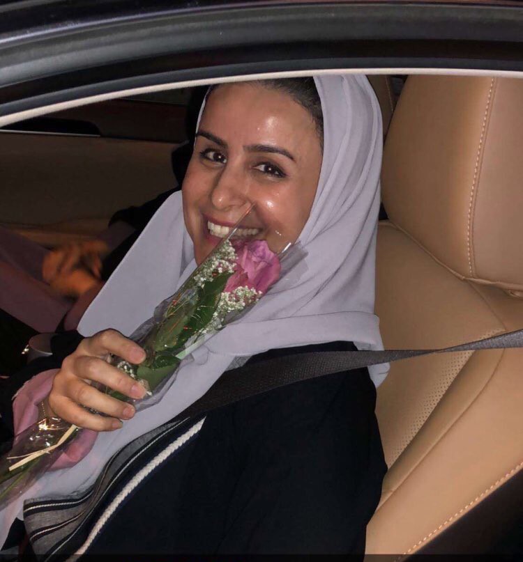 الشرطة السعودية تُقدّم الورود للسائقات في شوارع المملكة..ومغردون يمازحون: اليوم ورد وغداً مخالفات