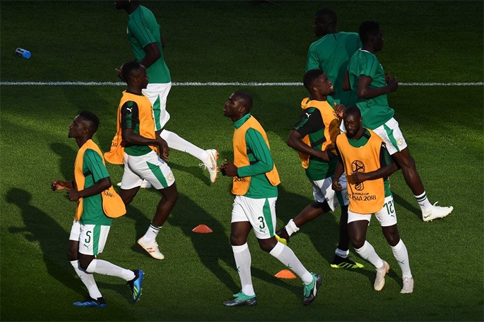 جانب من عملية إحماء لاعبي منتخب السنغال