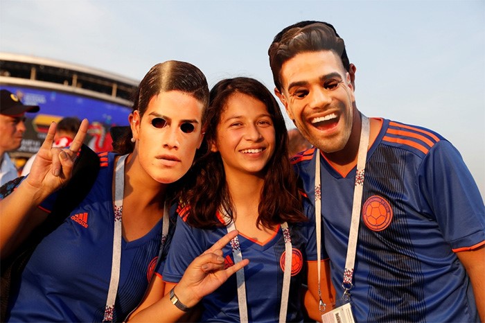 لاعب كولومبيا خوان كوادرادو يسجل الهدف الثالث في مرمى بولندا