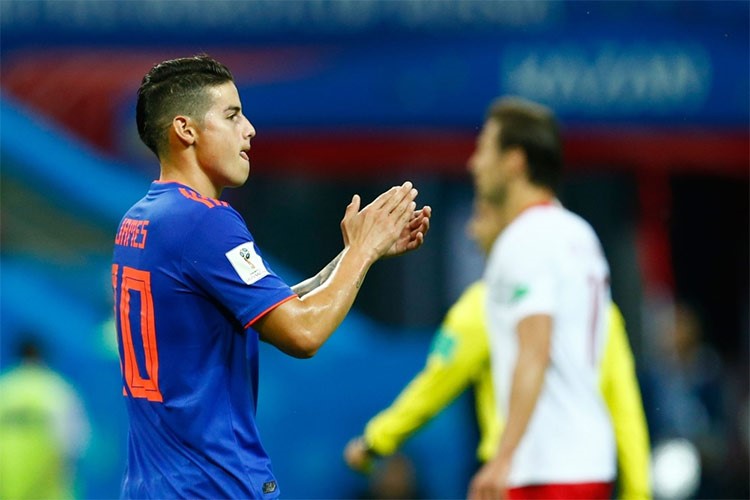 لاعب كولومبيا خوان كوادرادو يسجل الهدف الثالث في مرمى بولندا