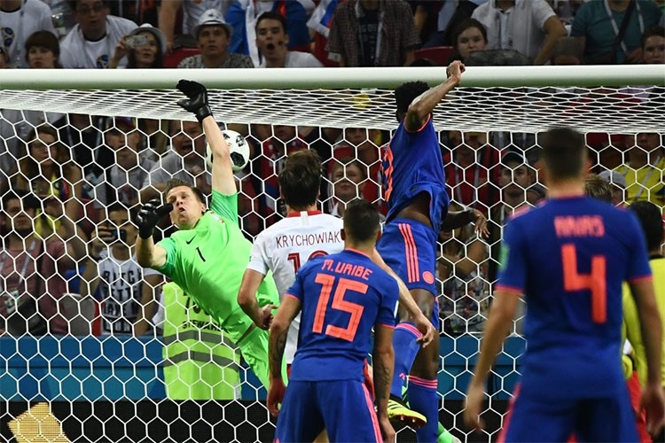 لاعب كولومبيا خوان كوادرادو يسجل الهدف الثالث في مرمى بولندا