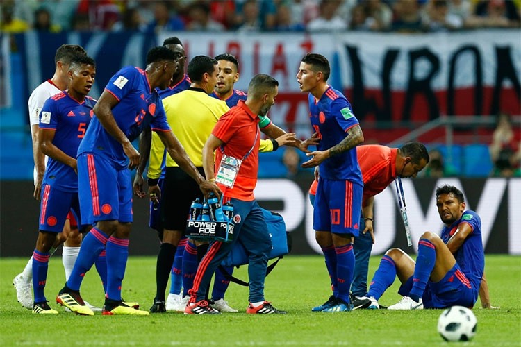لاعب كولومبيا خوان كوادرادو يسجل الهدف الثالث في مرمى بولندا