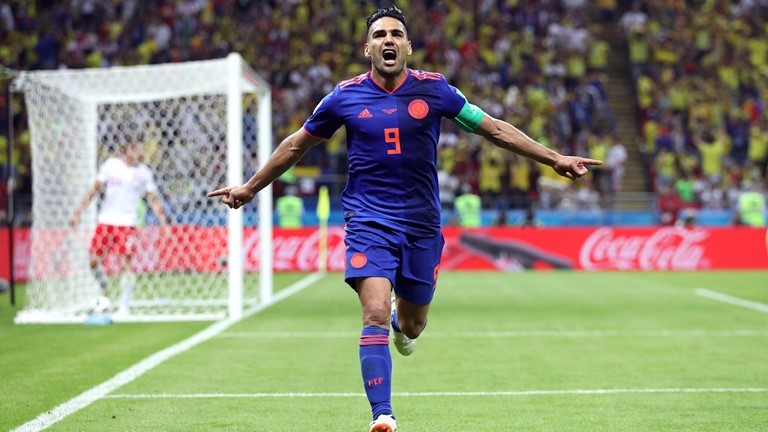 لاعب كولومبيا خوان كوادرادو يسجل الهدف الثالث في مرمى بولندا