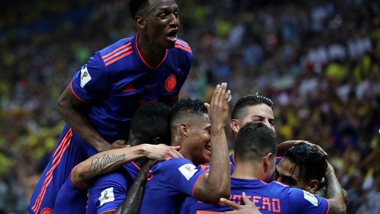 لاعب كولومبيا خوان كوادرادو يسجل الهدف الثالث في مرمى بولندا