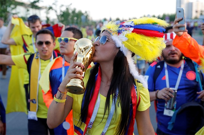 لاعب كولومبيا خوان كوادرادو يسجل الهدف الثالث في مرمى بولندا