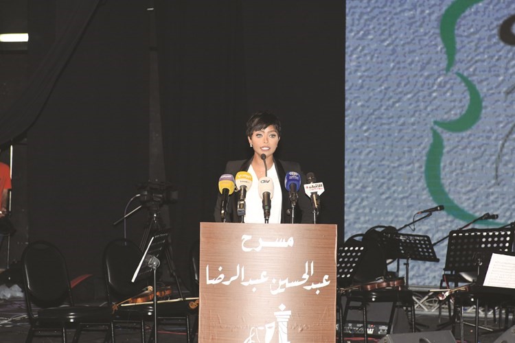 الإعلامية نورة عبدالله خلال تقديم فقرات الحفل﻿