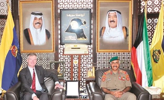 الفريق الركن محمد الخضر مستقبلا الفريق المتقاعد توم بيكت ﻿