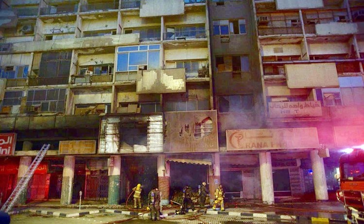 رجال الإطفاء أخلوا الطوابق العلوية من المبنى﻿