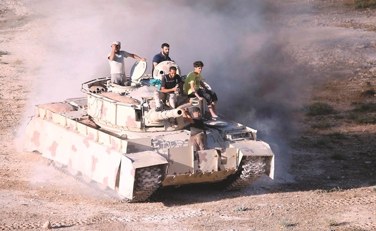 مقاتلو المعارضة على دبابة في احدى مناطق درعا		(أ.ف.پ)﻿