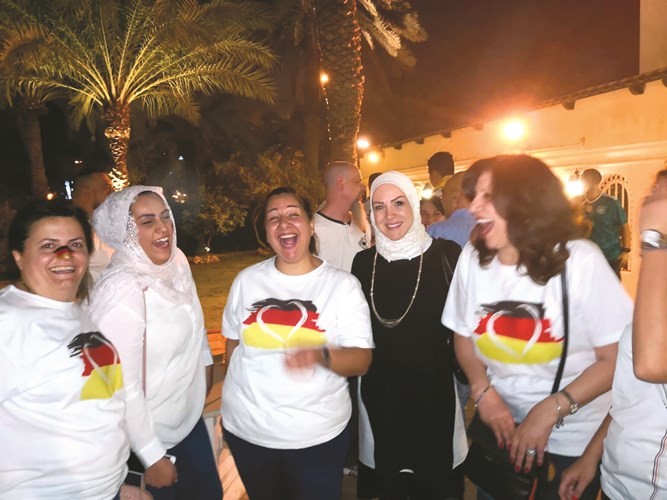 زينة نصير وفريق عمل السفارة وفرحة الفوز﻿