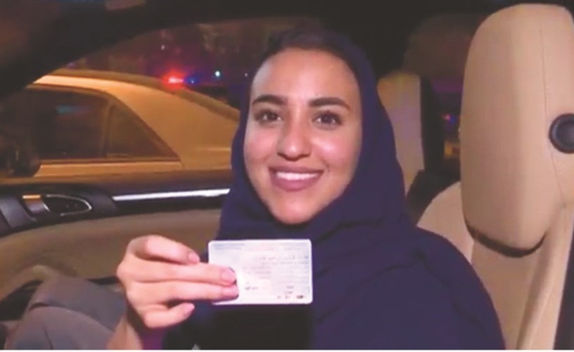 سعودية فرحة برخصة القيادة﻿
