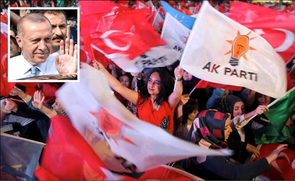 جانب من الاحتفالات في اسطنبول أمس بفوز أردوغان وحزب العدالة.. وفي الإطار الرئيس محييا مؤيديه  	  (رويترز)