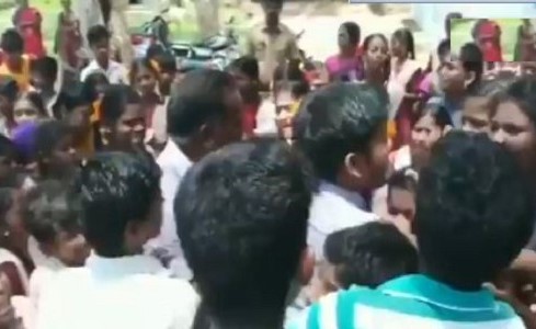 فيديو مؤثر لانهيار طلاب يودعون معلمهم بعد نقله إلى مدرسة أخرى