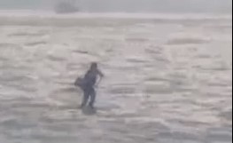 بالفيديو.. يستخدم لوحاً خشبياً لعبور النهر لحضور مقابلة عمل