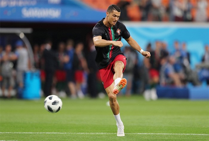 البرتغالي كرستيانو رونالدو يجري عملية الإحماء قبل المباراة