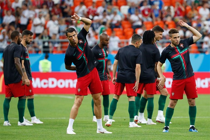 لاعبو المنتخب البرتغالي أثناء إجراءهم الإحماء