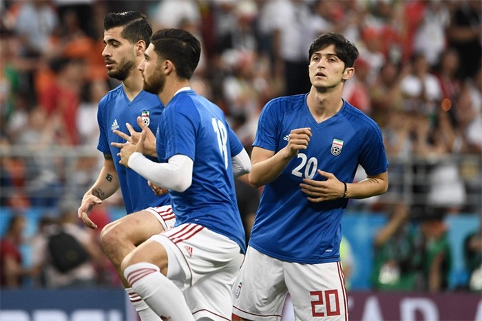 لاعبو المنتخب الإيراني أثناء عملية الإحماء