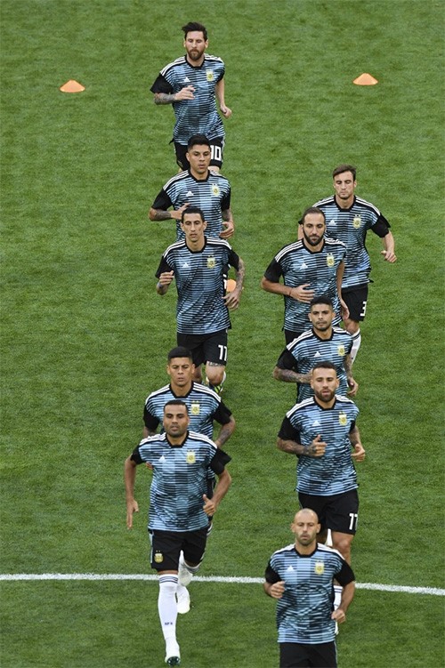 لاعبوا المنتخب الأرجنتيني يجرون عملية الإحماء