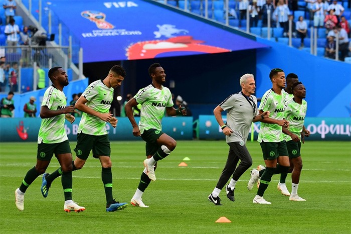 لاعبوا المنتخب النيجيري يجرون عملية الإحماء